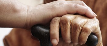 Oude handen en zorg.jpg