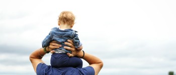 Baby op schouders bij vader.jpg
