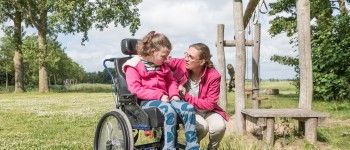 Moeder met gehandicapt kind.jpg