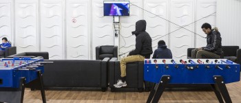 Asielzoekerscentrum tafelvoetbal.jpg